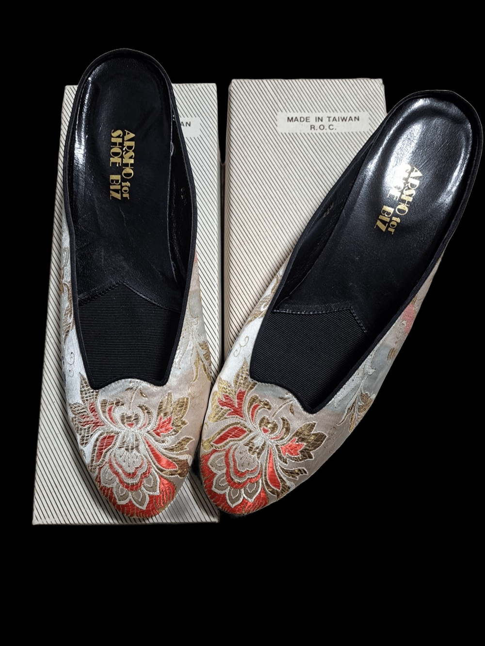Arsho Women's Embroidered Slip-On Flats